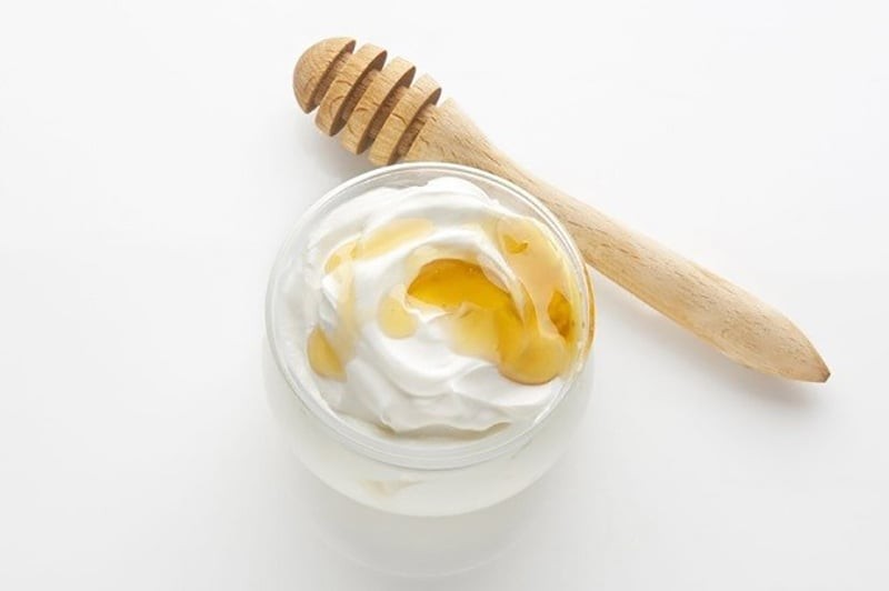  Khi kết hợp với sữa chua không đường giàu acid lactic, hỗn hợp này còn góp phần làm mềm lớp sừng, giúp làn da trở nên mịn màng hơn.