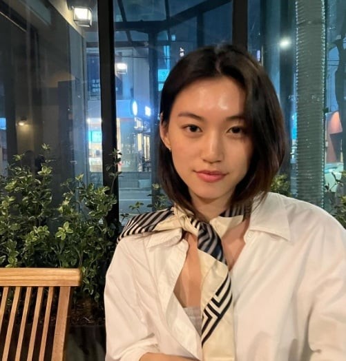 Chi tiết nhỏ này giúp tổng thể trở nên mềm mại và mang hơi hướng cổ điển.