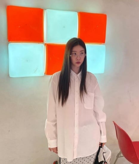 Sự kết hợp giữa những món đồ mang phong cách nữ tính với chiếc sơ mi oversized tạo nên tổng thể trẻ trung và hiện đại.