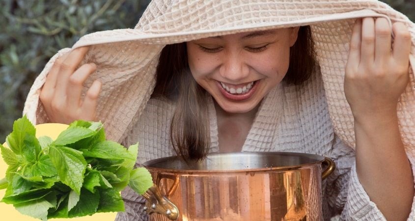 Khi xông mặt, hơi nước ấm giúp làm mềm lớp sừng trên bề mặt da và hỗ trợ lỗ chân lông giãn nở tạm thời.