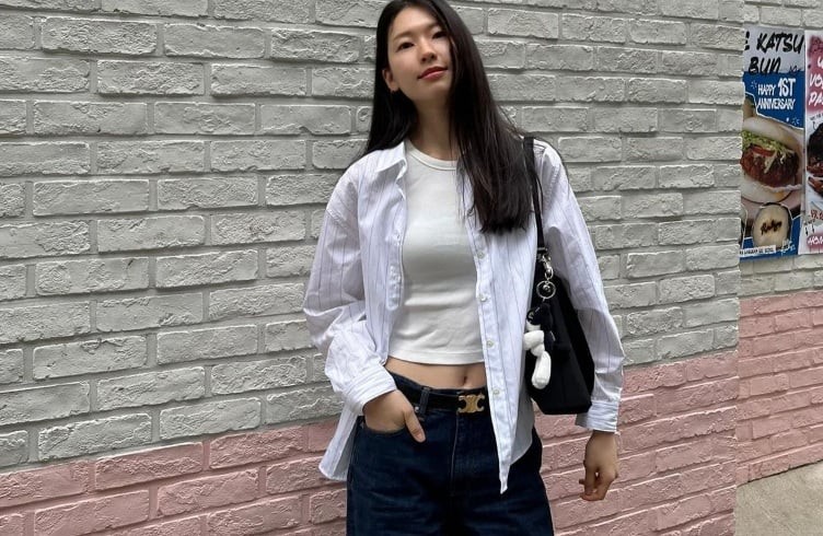  Kim Jin-kyung kết hợp áo thun ôm màu trắng với quần jeans ống rộng rồi khoác hờ sơ mi bên ngoài, tạo nên phong cách năng động và phóng khoáng.