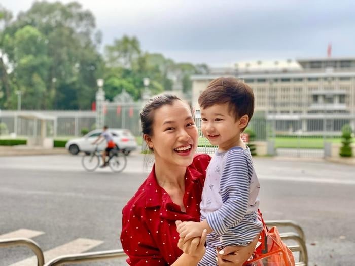 Hiện tại cô dành thời gian chăm sóc con.