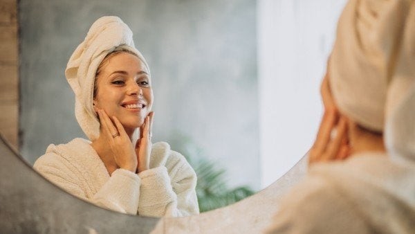Một trong những sai lầm phổ biến nhất là sử dụng quá nhiều sản phẩm trong cùng một chu trình dưỡng da. 