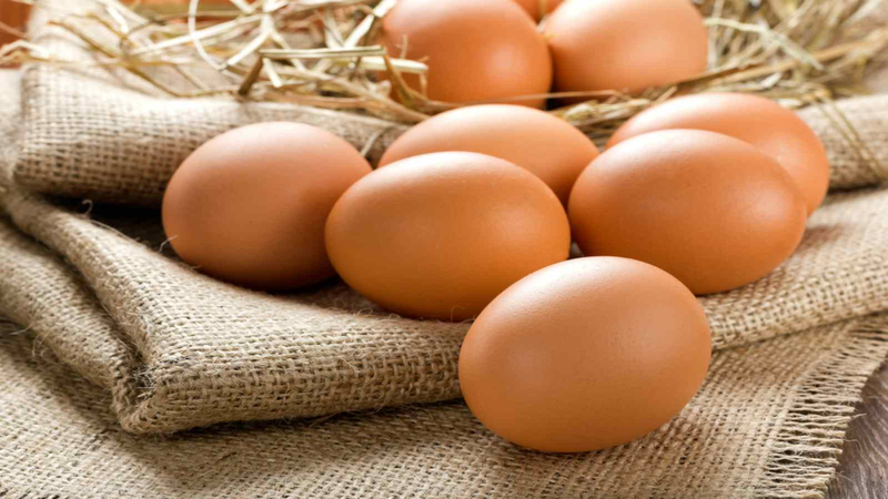 Trứng là thực phẩm quen thuộc, dễ chế biến và có hàm lượng protein tương đối cao.