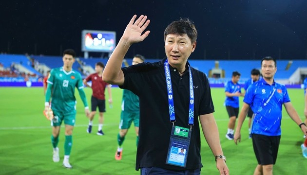 HLV Kim Sang-sik và các học trò vượt qua vòng bảng với thành tích bất bại. Ảnh: VFF