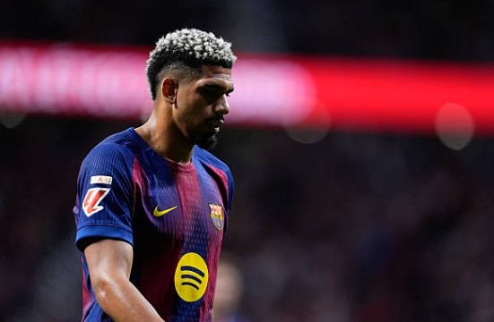 Araujo trên đường rời Barca. Ảnh: Getty Images. 