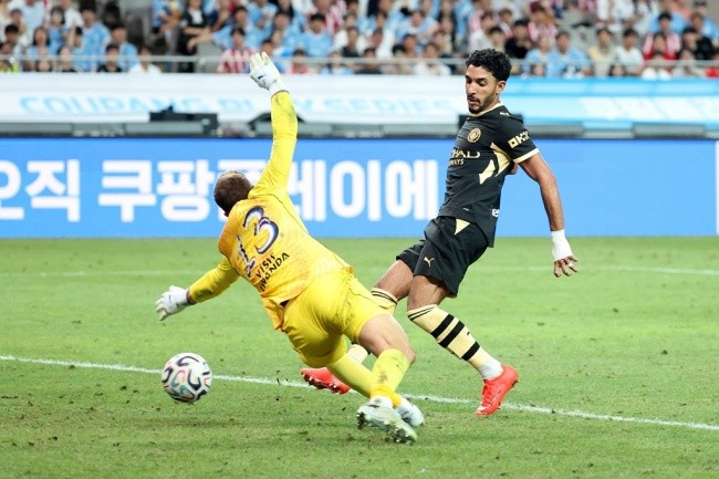 Omar Marmoush tỏa sáng với 2 bàn thắng. Ảnh: Sky Sports.