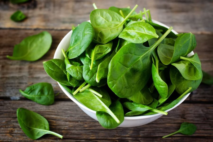 Rau bina, cải xoăn, cải bó xôi và nhiều loại rau lá xanh chứa folate, vitamin C cùng các khoáng chất như sắt.