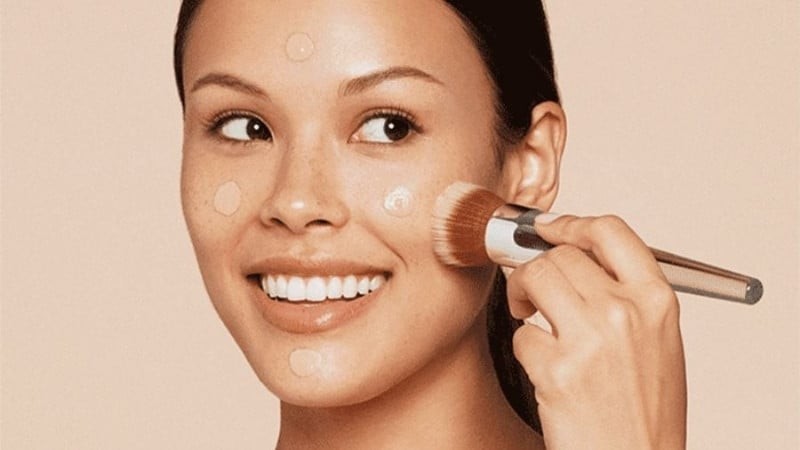 Trước khi thoa, có thể lấy một lượng kem nền vừa đủ ra mu bàn tay rồi dùng ngón tay làm mềm và phân tán sản phẩm.