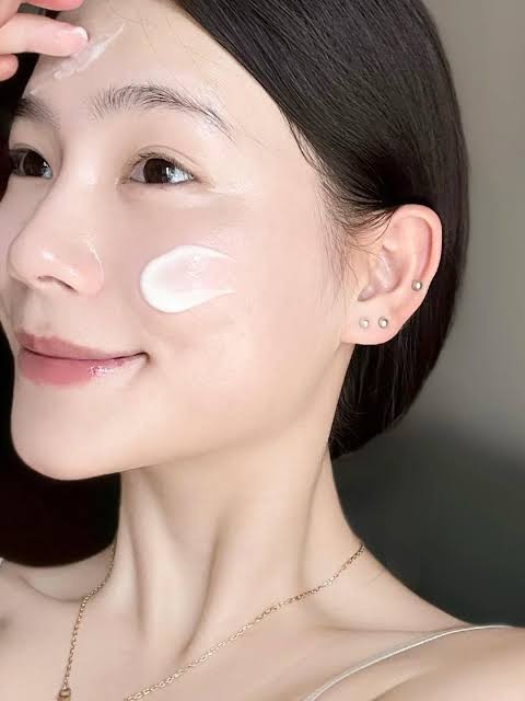 Với người có lỗ chân lông rõ, nên ưu tiên các loại kem lót có khả năng làm mịn bề mặt thay vì sản phẩm chứa nhiều nhũ bắt sáng.