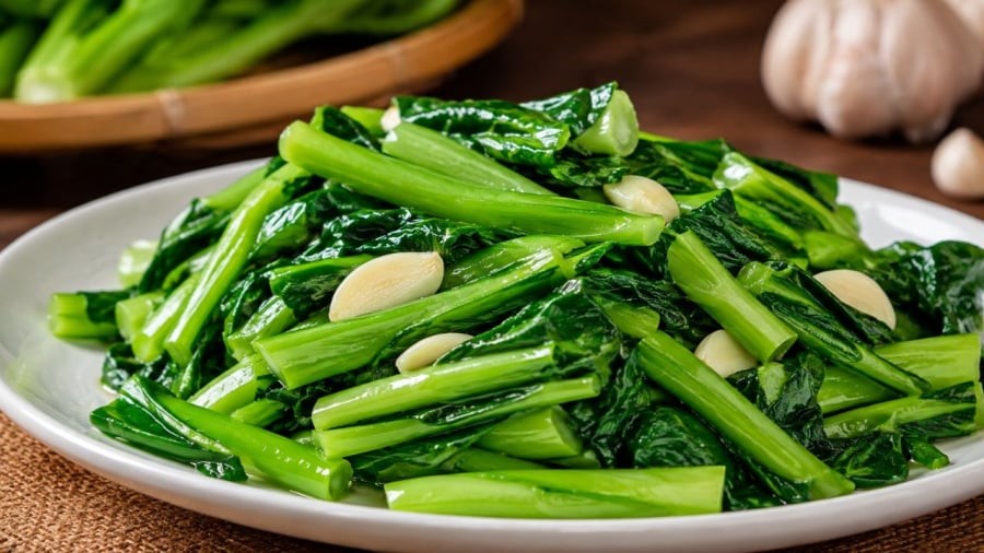Xào rau cần chú ý để chúng được giòn
