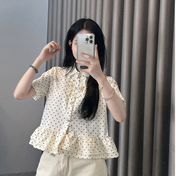 Một trong những ưu điểm lớn nhất của sơ mi chấm bi là khả năng phối đồ linh hoạt.