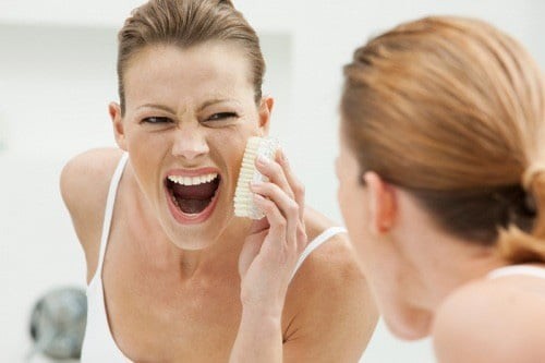 Nếu không được loại bỏ đúng cách, những yếu tố này có thể khiến da dễ bí tắc và làm giảm hiệu quả của các bước chăm sóc tiếp theo.