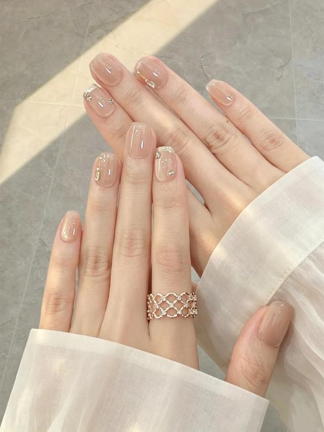 Thay vì đầu móng trắng dày, các đường kẻ siêu mảnh với sắc be, trắng ngà, nâu hoặc ánh bạc tạo nên hiệu ứng nhẹ nhàng và tinh tế.