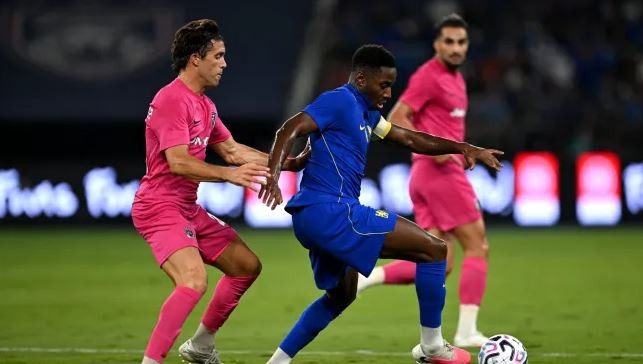  Dario Essugo bất ngờ khi được trao băng thủ quân Chelsea. Ảnh: Getty Images.