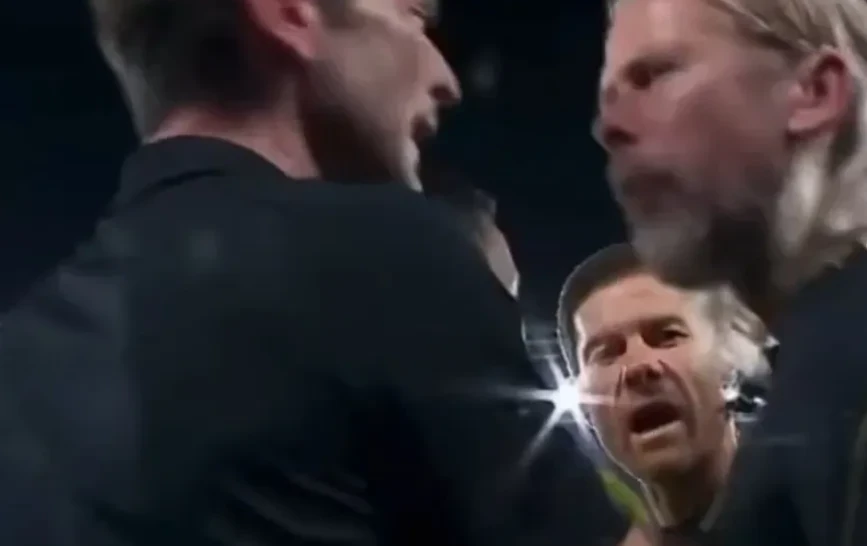 Alonso can ngăn trợ lý MacPhee. Ảnh: The Sun.