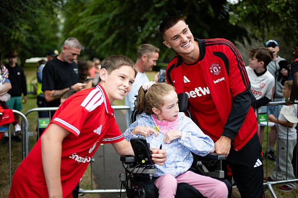Manchester United dùng máy bay riêng đưa dàn sao tới Dublin. Ảnh: Getty Images