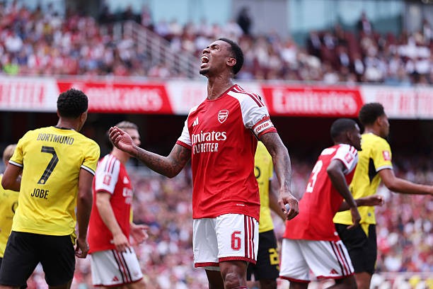 Hàng phòng ngự Arsenal bộc lộ nhiều vấn đề. Ảnh: Getty Images