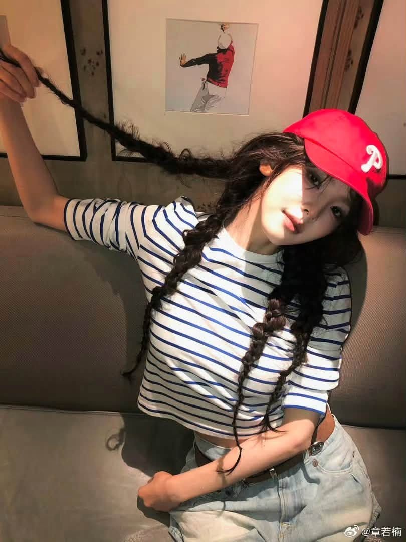 Hai món đồ đều quen thuộc nhưng khi kết hợp lại tạo nên hình ảnh tươi tắn, trẻ trung.