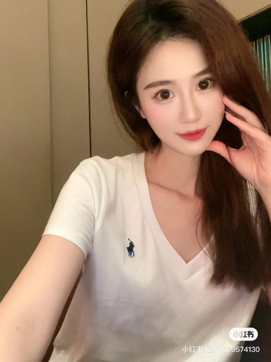 Những thiết kế cổ chữ V tạo khoảng hở vừa phải ở vùng cổ và xương quai xanh, từ đó giúp phần thân trên trông dài và nhẹ hơn.