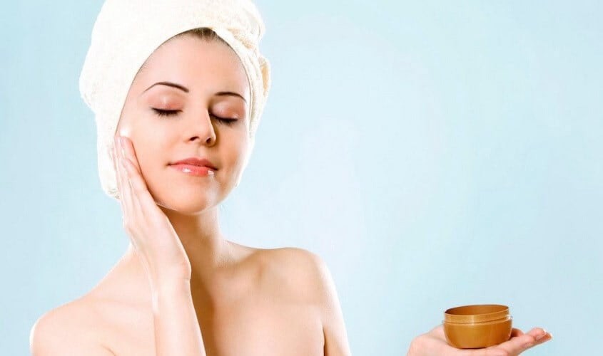 Sau bước làm sạch, dưỡng ẩm là công đoạn quan trọng giúp da duy trì sự mềm mại và hỗ trợ hàng rào bảo vệ. 