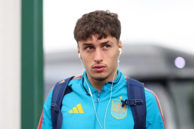 HLV Alberto khẳng định Jorge Salinas không muốn rời Racing Santander. Ảnh: Getty.