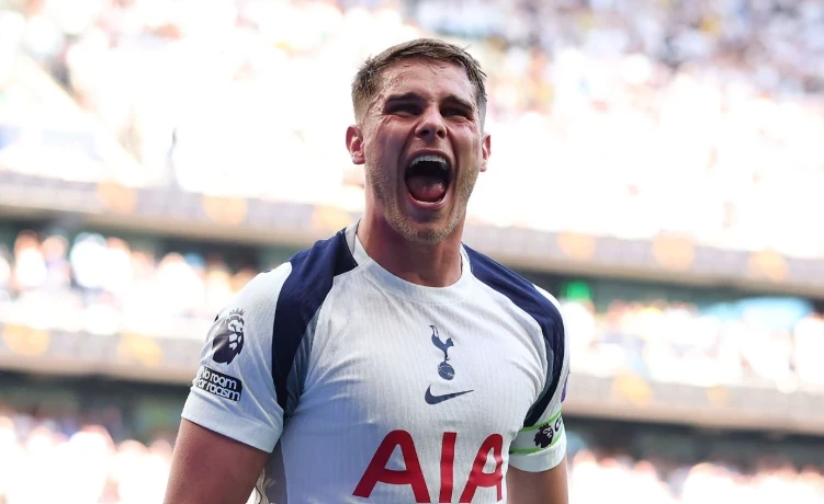 Tottenham gia hạn hợp đồng với Micky van de Ven. Ảnh: Getty.