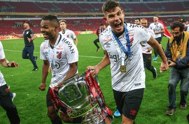 Guimaraes và chiếc cúp cùng 
