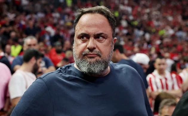 Marinakis đang kiện Crystal Palace vì một biểu ngữ xúc phạm. (Ảnh: The Sun)