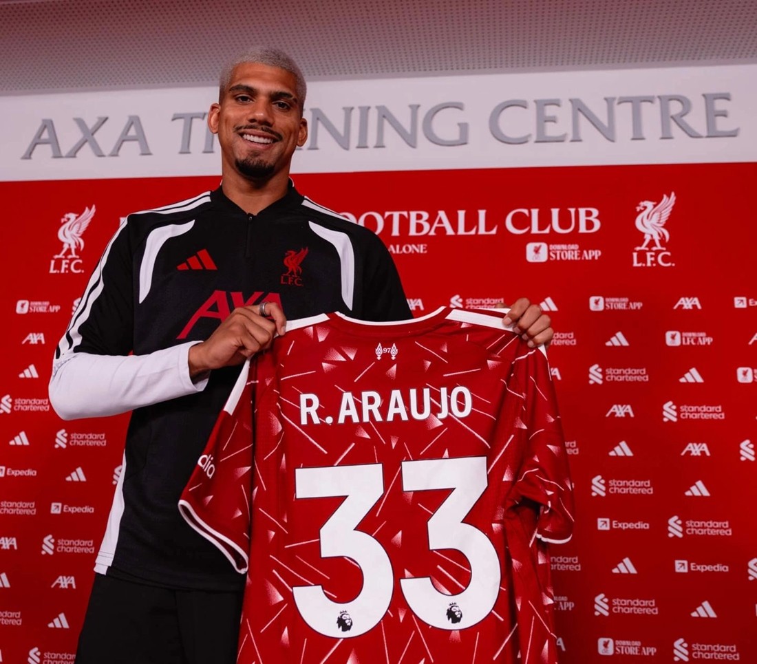 Ronald Araujo sẽ khoác áo số 33 tại Liverpool. Ảnh: Liverpool FC.