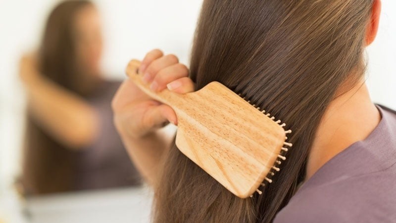 Chải quá mạnh hoặc liên tục kéo qua những vùng tóc rối có thể tạo lực căng lên sợi tóc và da đầu, đặc biệt với mái tóc mảnh, yếu hoặc đã qua xử lý hóa chất.