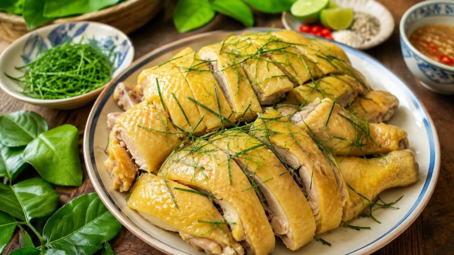Vì sao lá chanh luôn là điểm không thể thiếu trong món gà luộc của người Việt?