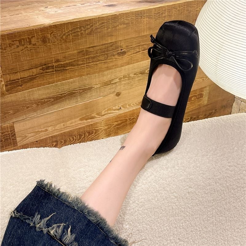 So với giày búp bê truyền thống, thiết kế có quai tạo cảm giác chắc chân hơn, đồng thời mang đến sắc thái trẻ trung, hơi hướng học đường và cổ điển.