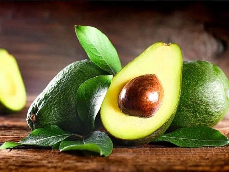 Bơ là thực phẩm giàu chất béo không bão hòa đơn, đồng thời cung cấp vitamin E, chất xơ và nhiều hợp chất thực vật