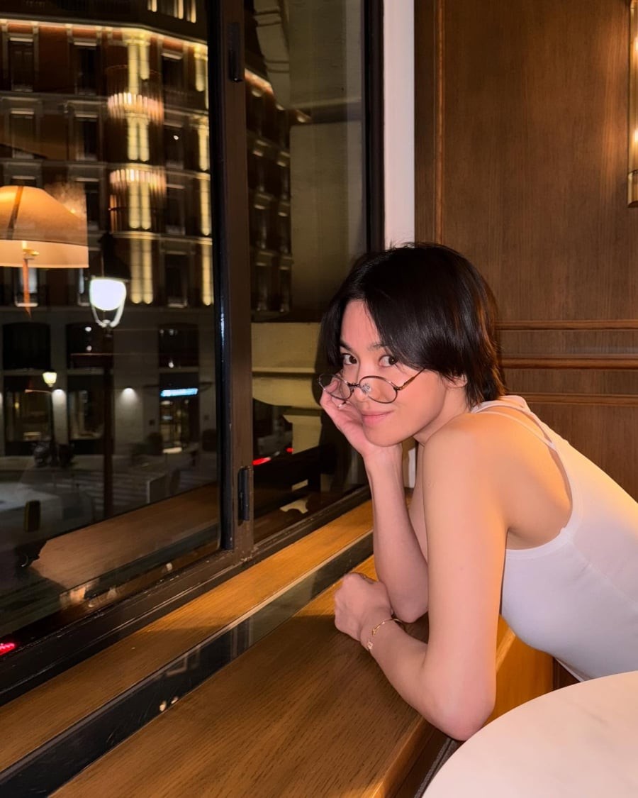 So với dây áo mảnh, phần vai rộng hơn tạo cảm giác kín đáo, chắc chắn và dễ ứng dụng trong nhiều hoàn cảnh.
