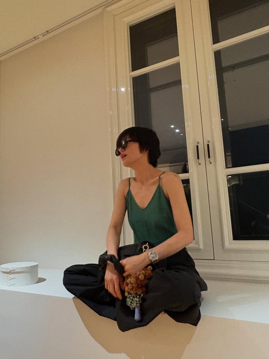 Song Hye Kyo từng lựa chọn áo hai dây với thiết kế đơn giản, kết hợp cùng quần dáng rộng. 