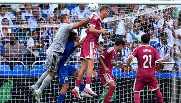 Andriy Lunin trong 1 tình huống cản phá bóng. Ảnh: Getty Images