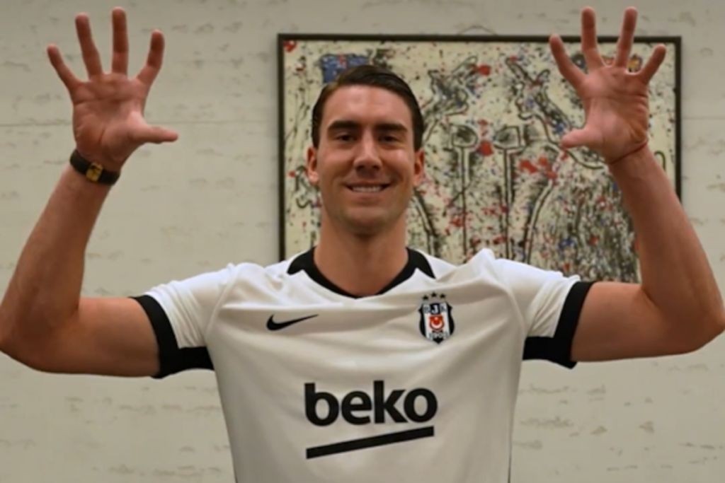  Vlahovic đã chụp hình với màu áo mới. Ảnh: Besiktas.