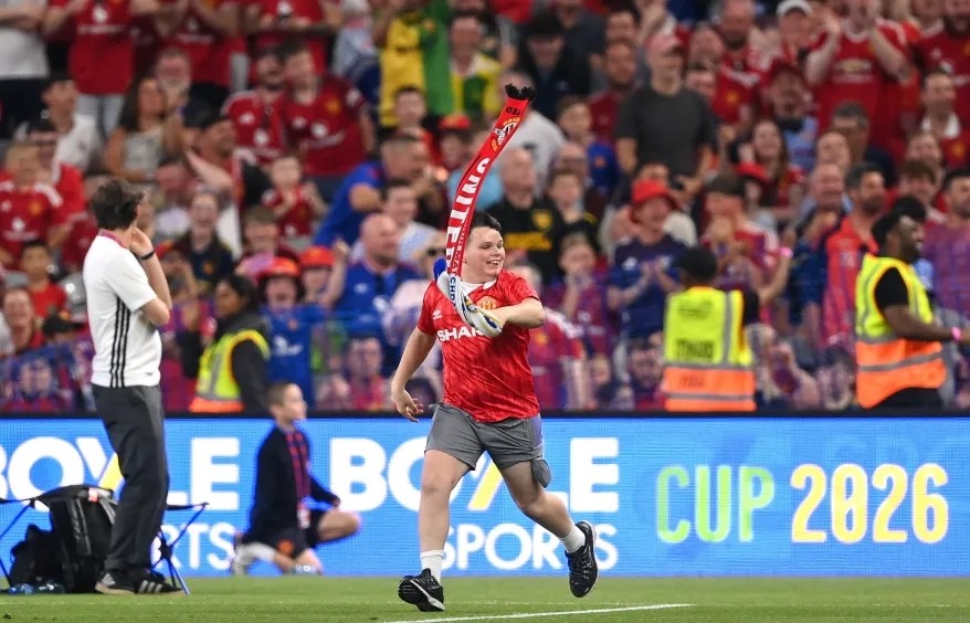 Một cổ động viên nhí tràn vào sân giữa trận đấu của Manchester United và Leeds United. Ảnh: Sportsfile.