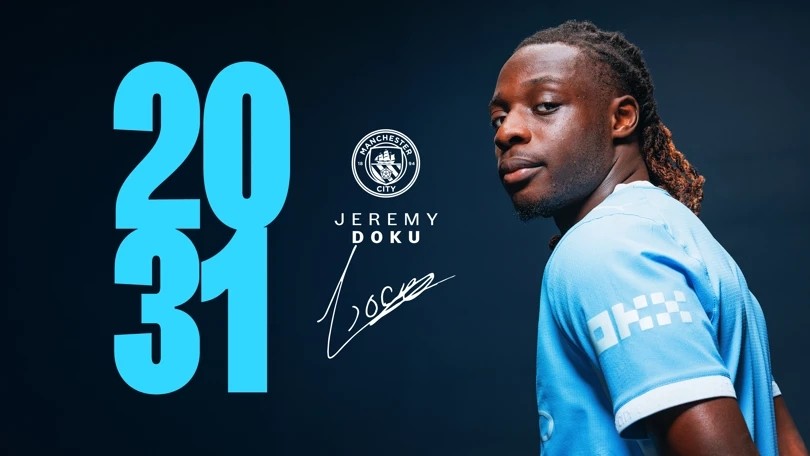 Jeremy Doku vừa đặt bút ký vào bản hợp đồng gia hạn với Man City. Ảnh: Manchester City FC.