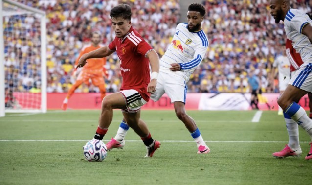 Amass ghi điểm với HLV Carrick trong trận hoà trước Leeds. Ảnh: Getty.