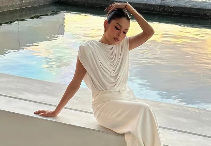  Sắc trắng có pha chút ấm giúp trang phục nổi bật trên nền da ngăm nhưng vẫn giữ được sự hài hòa.