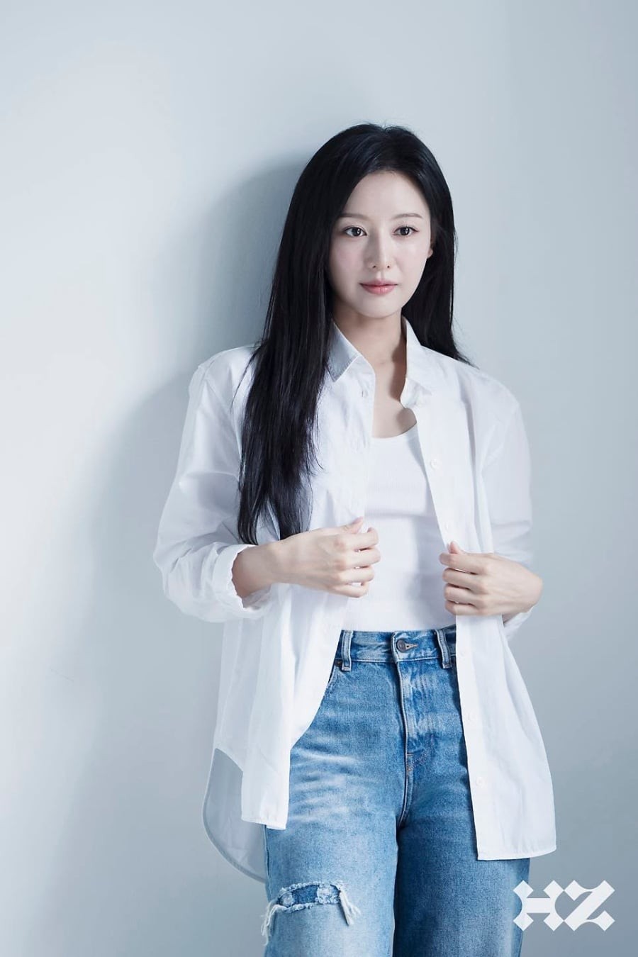  Denim xanh cũng đóng vai trò cân bằng sắc trắng, khiến tổng thể trẻ trung hơn thay vì quá nghiêm túc.