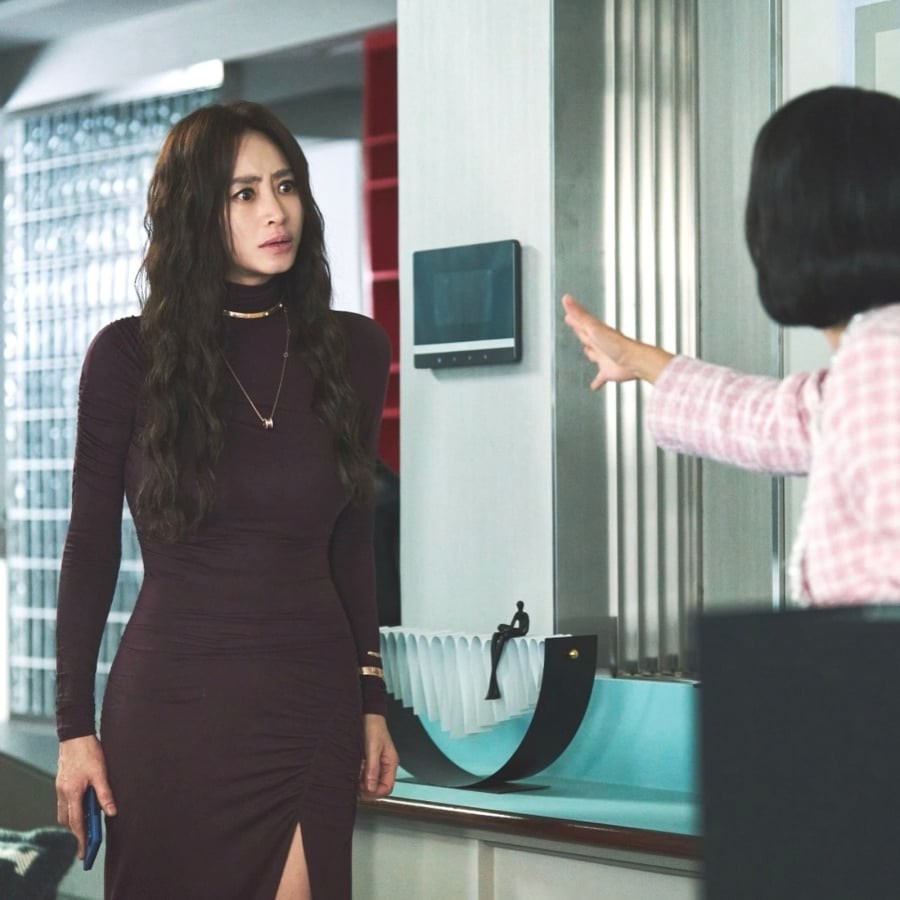 Kim Hye Soo gần như không bị trang phục 