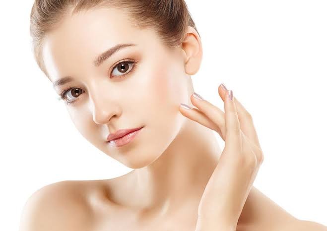 Vitamin C là một chất chống oxy hóa được sử dụng phổ biến trong các sản phẩm chăm sóc da.