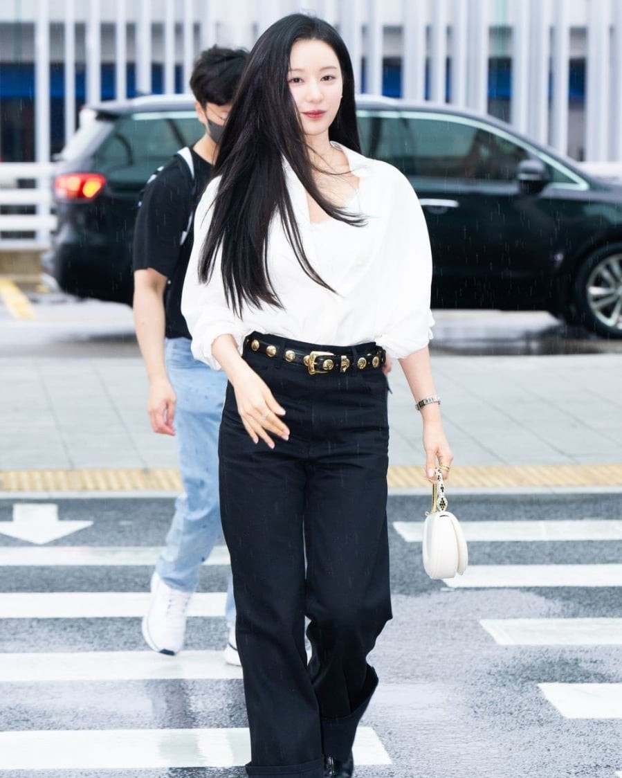 Vẫn trung thành với sơ mi trắng, Kim Ji Won tiếp tục biến tấu công thức bằng cách thay jeans xanh bằng quần denim đen.