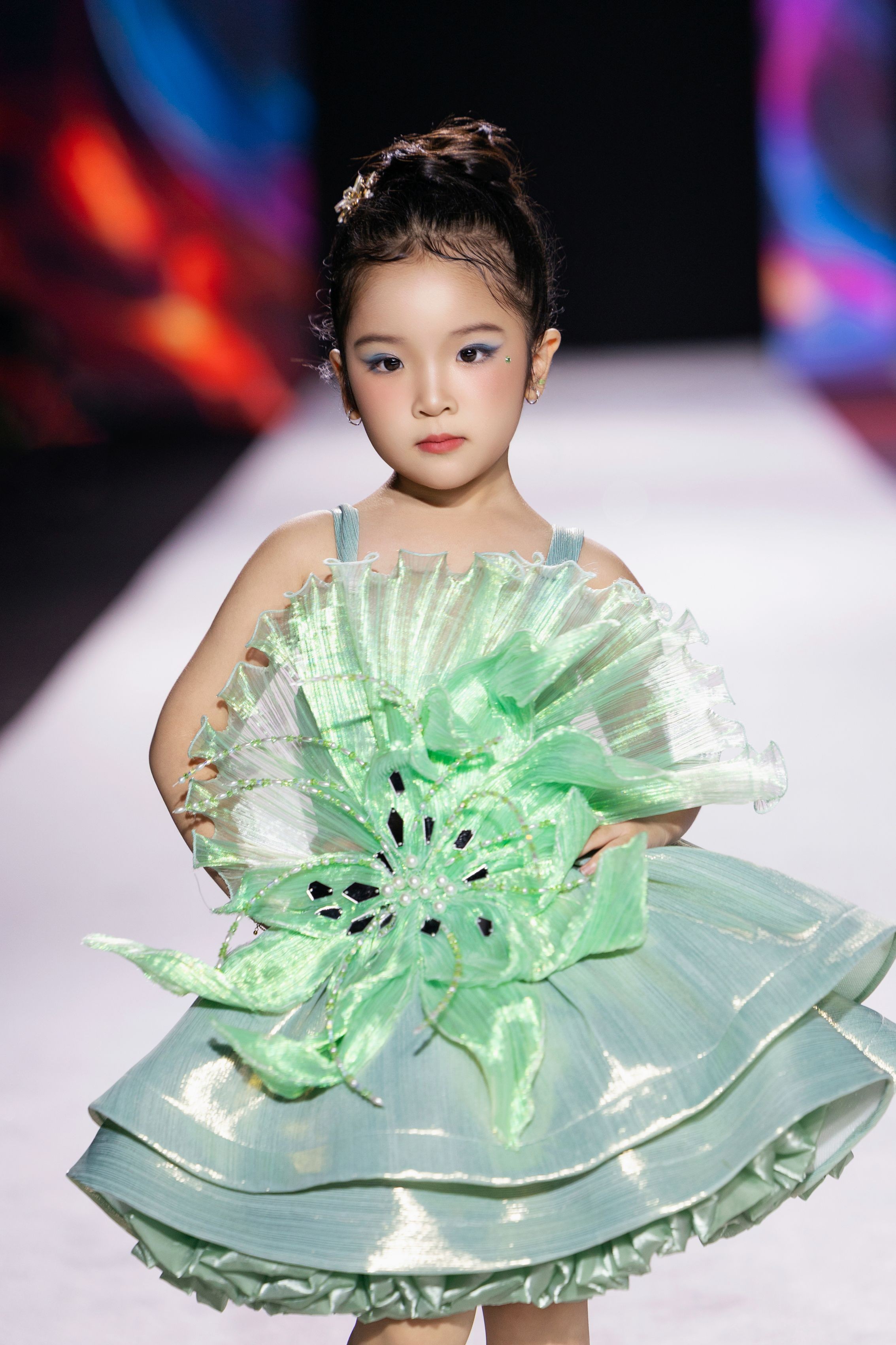 Tường Vy mang đến một hình ảnh thanh lịch nhưng vẫn nổi bật trong sáng tạo của Tommy Lê.jpeg