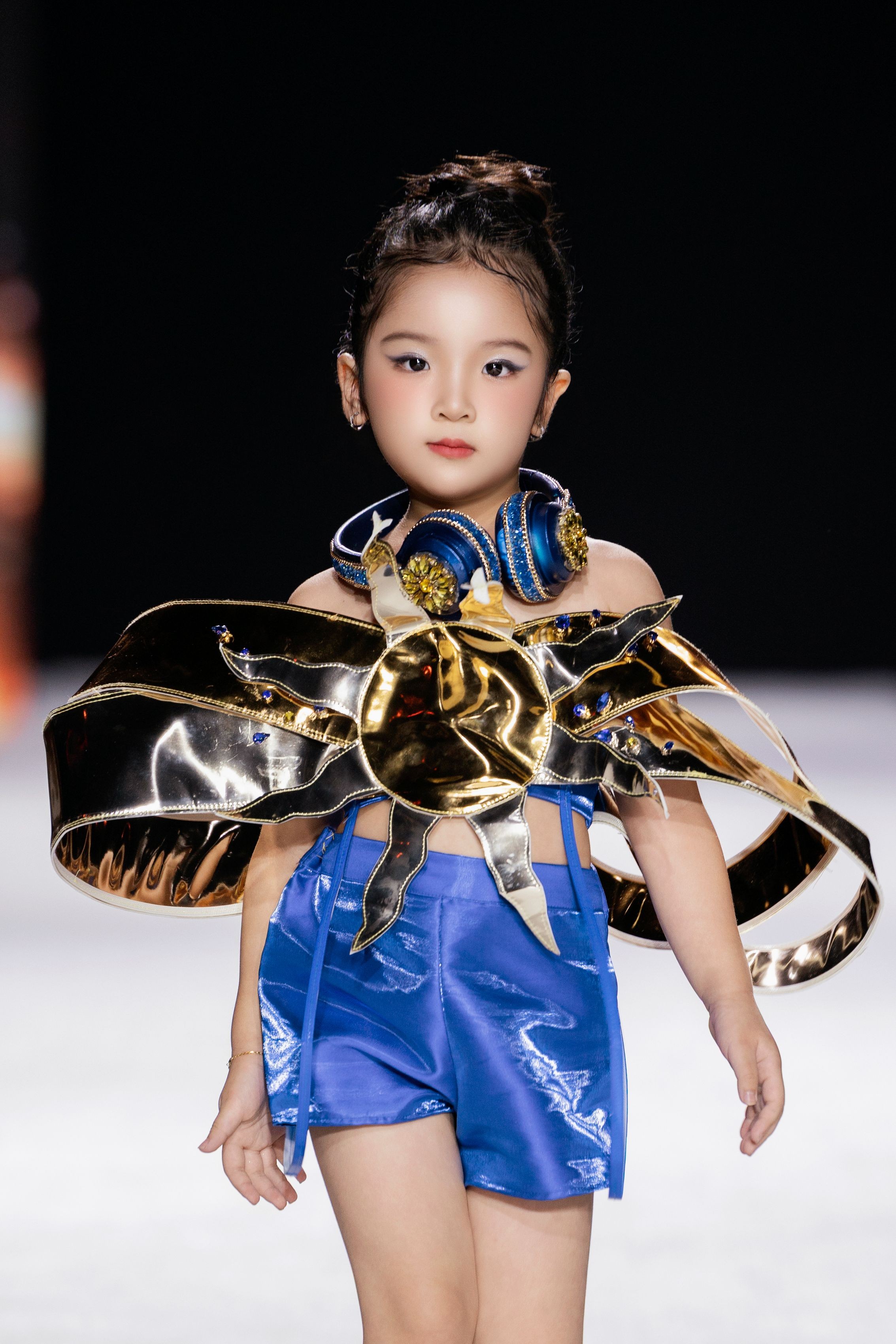 Tường Vy mang đến nguồn cảm hứng thời trang với màn xuất hiện đầy ấn tượng trong thiết kế của Nguyễn Hữu Phước.jpeg