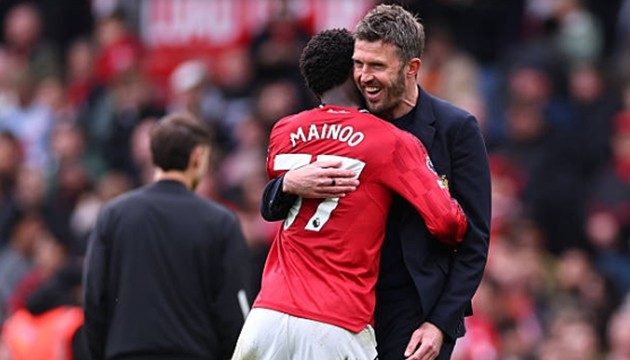 Carrick động viên Kobbie Mainoo. Ảnh: Getty Images