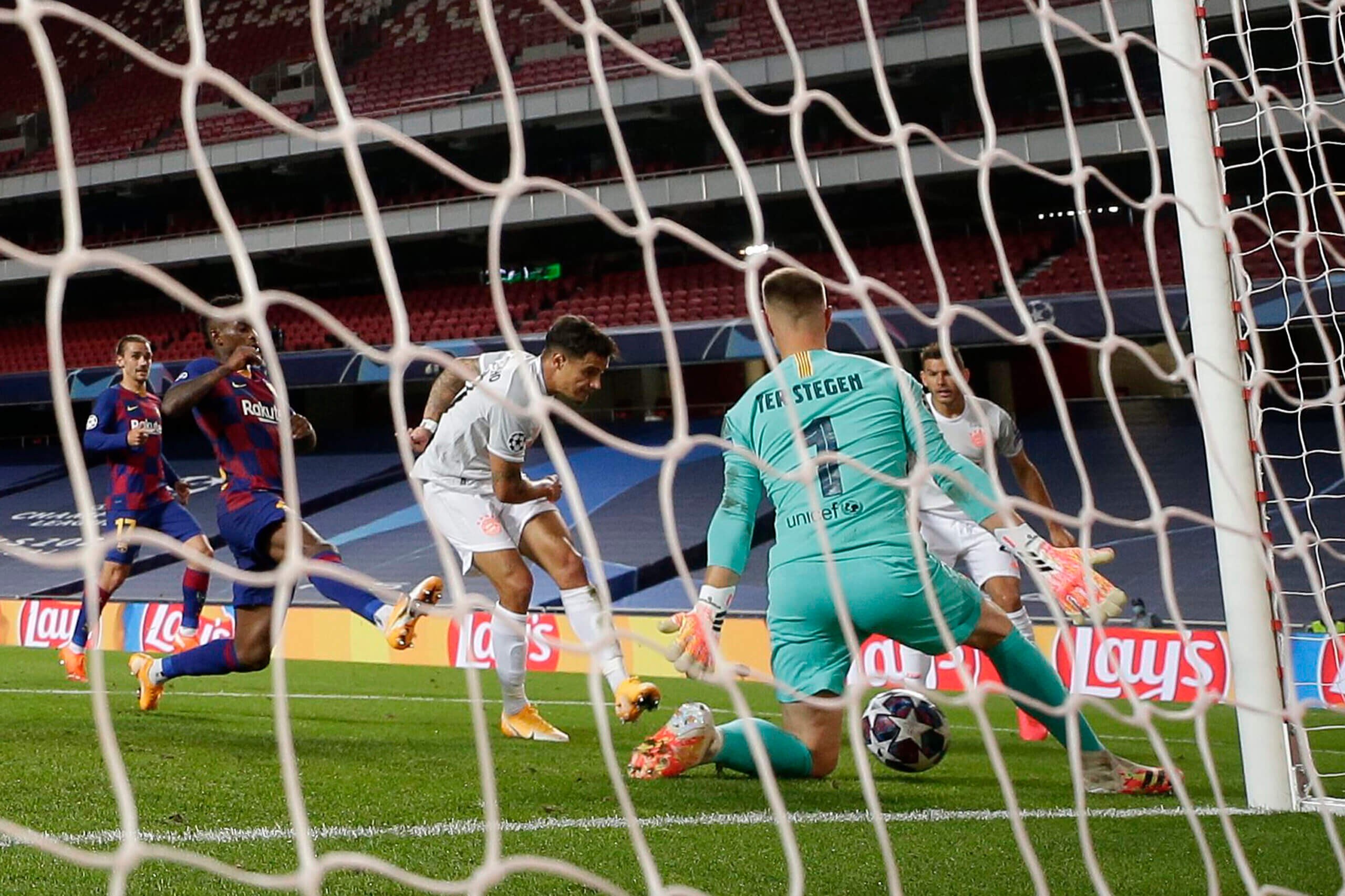 Người cũ Coutinho trực tiếp gieo thêm bi kịch cho Barca. Ảnh: Getty Images.